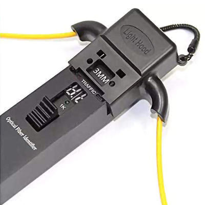 視覚障害検出器を持つデジタル・ディプレイ光ファイバー識別子